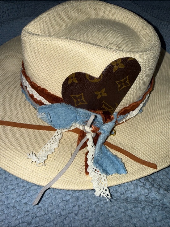 Beige Women\'s Wide-Brim Straw Hat with Decorative Band and LV heart main image 4